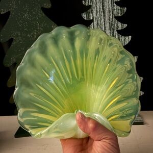 Cenedese Murano Opalescent Lime Green Italian Art Glass Fan Conch Seashell Bowl